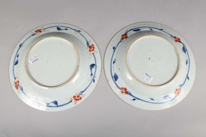 null Paire d'assiettes creuses en porcelaine et émaux de la Famille rose, à décor...