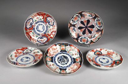 null Ensemble de porcelaines «Imari» à décor de fleurs, de médaillons et de branches...