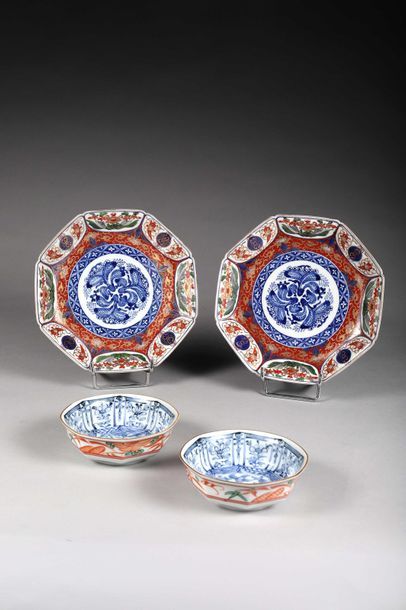 null Paire d'assiettes de forme octogonale en porcelaine «Imari», à décor en bleu...