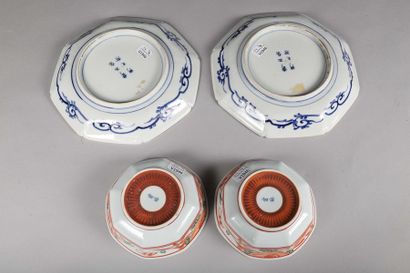 null Paire d'assiettes de forme octogonale en porcelaine «Imari», à décor en bleu...