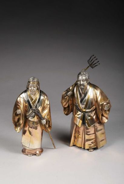 null Deux okimono en cuivre argenté et doré, représentant deux personnages populaires.
Japon,...
