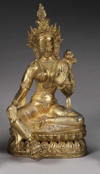 null Statue en cuivre doré représentant une Tara verte, le pied droite reposant sur...