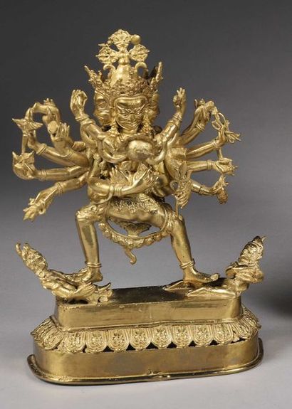 null Statue en bronze représentant Chakrasamvara à seize bras, enlaçant sa shakti.
Tibet,...