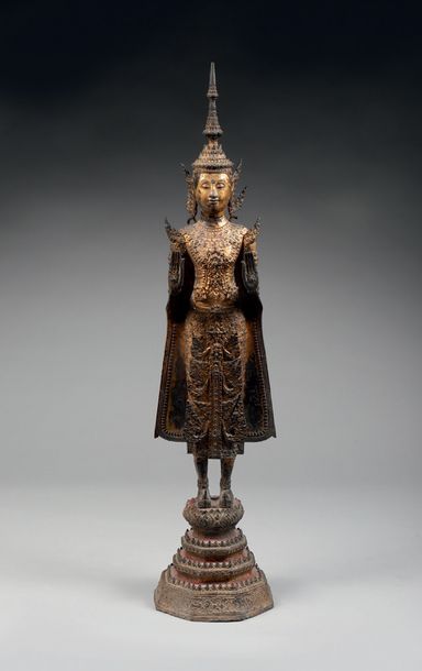 null Statue de bouddha en bronze doré et laqué faisant le geste de l'absence de crainte...
