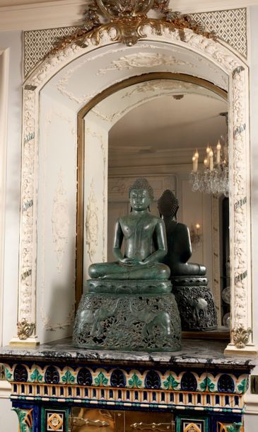 null Statue en bronze à patine brune représentant un bouddha assis en méditation...