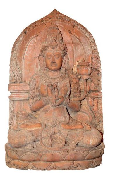null Grande stèle en terre cuite représentant le bouddha assis faisant tourner la...
