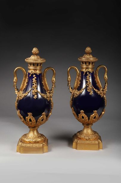 null Paire de grands vases couverts en porcelaine bleu de four et riche garniture...