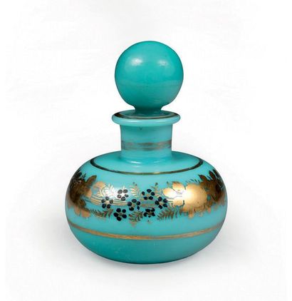 null Petit flacon pomiforme et son bouchon boule en opaline de couleur turquoise.
Décor...