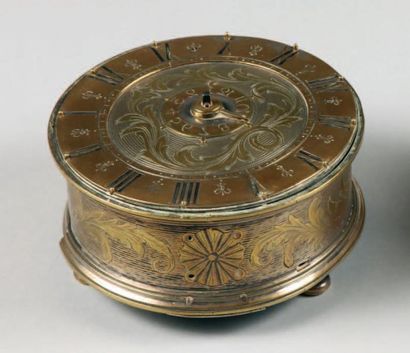 null Pendule de table ronde à réveil, suédoise, vers 1700. Cadran en laiton avec...