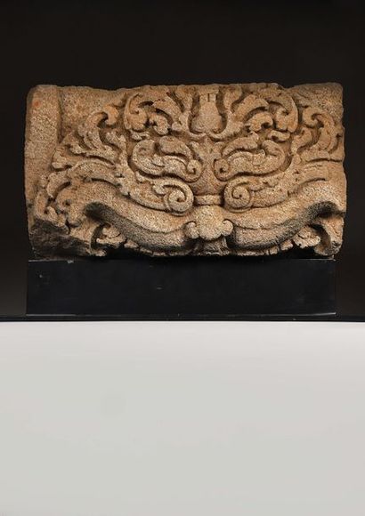 null Fragment de linteau sculpté en bas relief

Représentant un visage de Kala courroucée

Pierre...