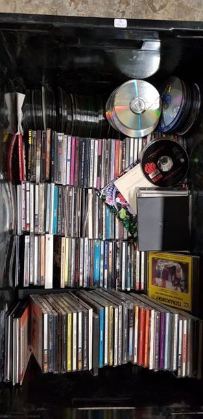 null 1 caisse de disques CD (musiques et quelques DVD films), avec et sans pochettes.

On...