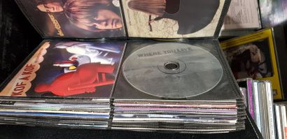 null 1 caisse de disques CD (musiques et quelques DVD films), avec et sans pochettes.

On...