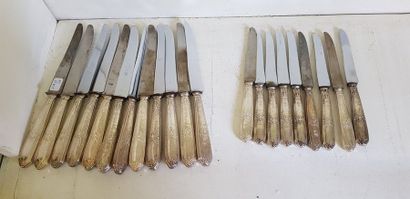 null Série de 11 couteaux et 10 couteaux à fromage lames acier et manches argent...