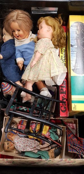 null Une caisse de marionnettes anciennes, poupées et leurs vêtements, accessoires...