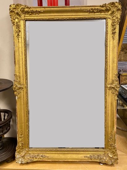 Important Miroir en bois doré à décor de...