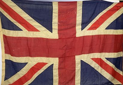  Lot de deux drapeaux anglais (trous, déchirures, en l'état)