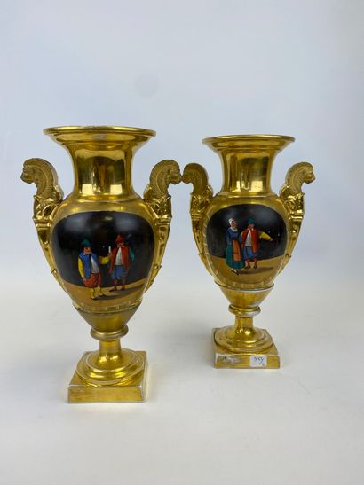  PORCELAINE DE PARIS Paire de grands vases en porcelaine de Paris de forme Médicis...
