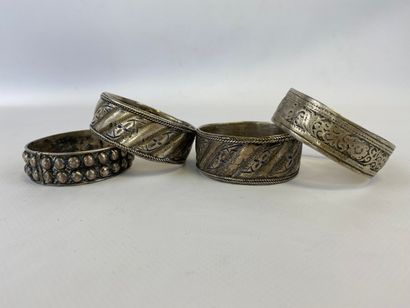 Quatre bracelets berbères en métal et argent...