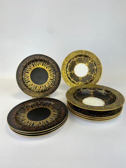 ROYAL WORCESTER Angleterre Huit assiettes...