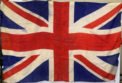  Lot de deux drapeaux anglais (trous, déchirures, en l'état)