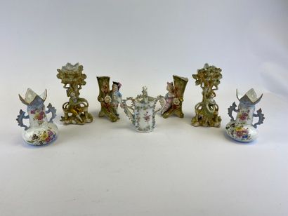  Ensemble de porcelaines diverses Comprenant trois paires de vases miniatures dont...