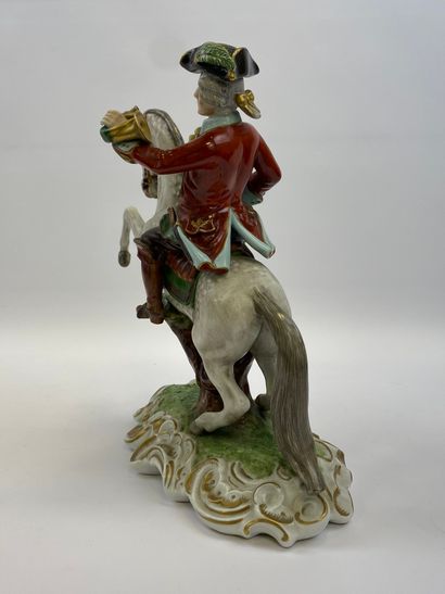 UNTERWEISSBACH Allemagne Cavalier en porcelaine représenté cheval cabrant. (Restauration)...