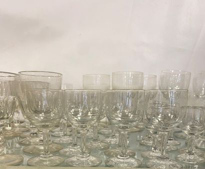  Important ensemble de verreries comprenant une vingtaine de verres taillés et environ...