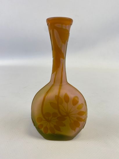  ETABLISSEMENTS GALLE. Vase soliflore en verre double couche, à décor dégagé à l'acide...