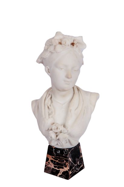  Adolphe MAUBACH (XIXe-XXe siècle) Buste de femme au chapeau en marbre blanc sculpté...
