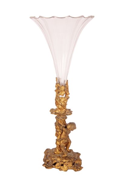 Vase cornet posant sur une monture en bronze...