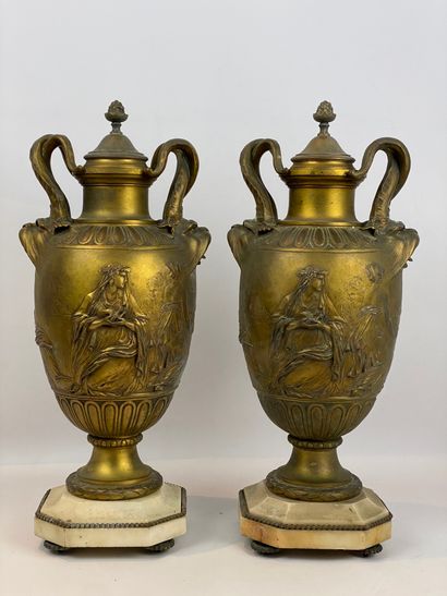  F. BARBEDIENNE Fondeur Paire de vases balustre couverts en bronze patiné posant...