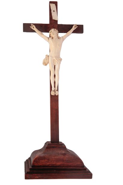 *Crucifix en bois sur piédouche mouluré,...