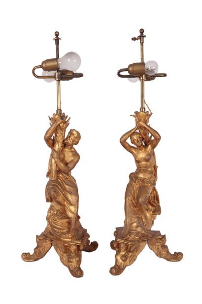  Paire de porte-torchères montées en lampe en métal doré et sculpté, l'une figurant...