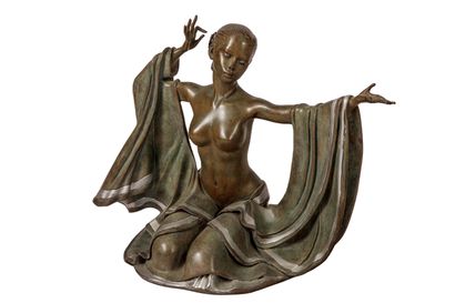  Marie-Paule DEVILLE-CHABROLLE (1952) Danseuse agenouillée Bronze patine verte et...