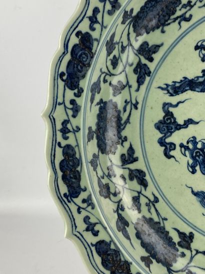  Grand plat polylobée en céramique bleu blanc au dragon Chine A décor bleu cobalt...