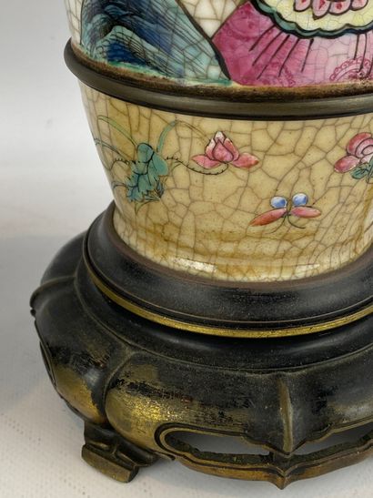  Paire de vases balustres composés en porcelaine craquelée céladonnée, de Canton...