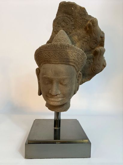  Tête en grès à l'effigie d'une divinité masculine CAMBODGE - Période khmère, Xe/XIIIe...