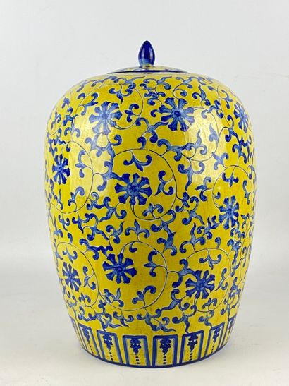  Grande potiche ovoïde couverte en céramique Chine A décor en bleu et blanc sur fond...