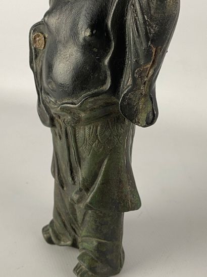  Statuette de bouddha en bronze à patine verte Chine, dans le style Ming Représenté...