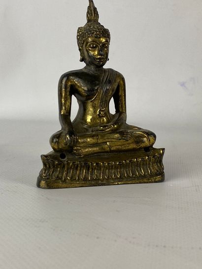  Petite statuette de bouddha en bronze doré THAILANDE - Vers 1900 Assis en virasana...