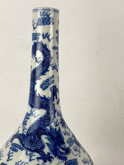  Vase piriforme en porcelaine bleu blanc, aux cinq dragons Chine A pied court annulaire,...
