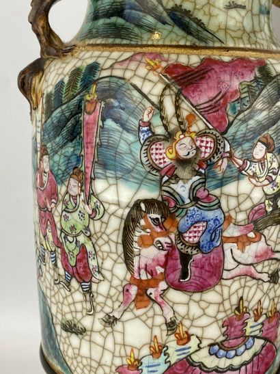  Paire de vases balustres composés en porcelaine craquelée céladonnée, de Canton...