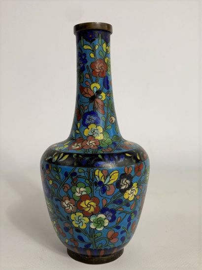  Vase bouteille en bronze et émaux cloisonnés Chine Sur fond bleu, papillons et fleurs...