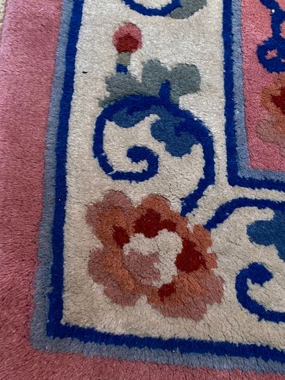  Paire de tapis chinois Sur fond rose à décor de fleurs et motifs géométriques. 139...