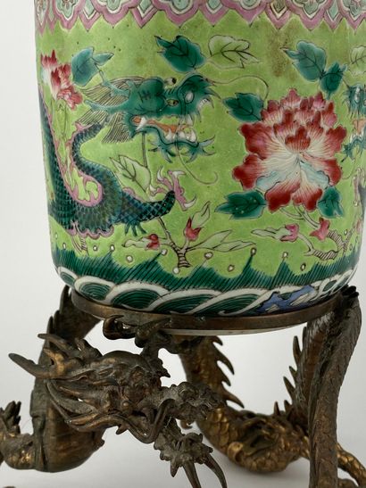  Pot en porcelaine émaillé dans le style de la "Famille Rose" Chine Sur fond vert...