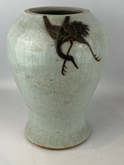  Vase balustre en grès émaillé craquelé, Nankin Chine A décor de deux dragons en...
