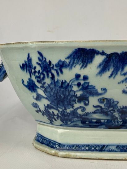  Terrine en porcelaine bleu blanc Chine A décor de paysage lacustre et prise en forme...