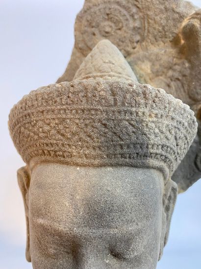  Tête en grès à l'effigie d'une divinité masculine CAMBODGE - Période khmère, Xe/XIIIe...