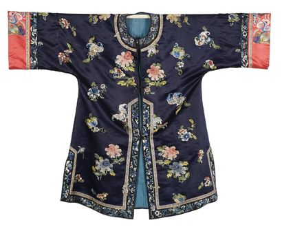  Veste / surtout de femme en satin de soie bleu brodée China, Dynastie Qing, Vers...