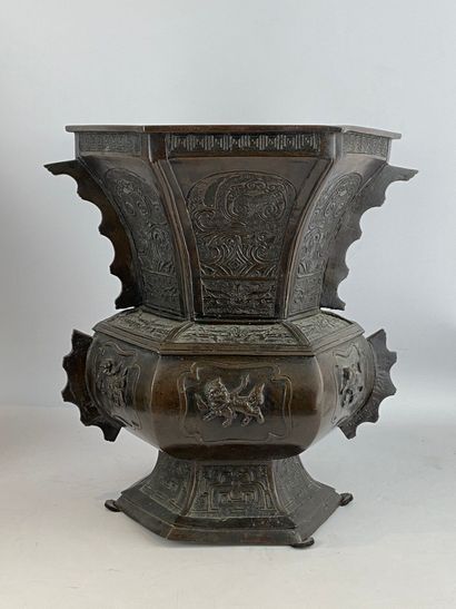 Vase quadrangulaire en bronze à patine brune...